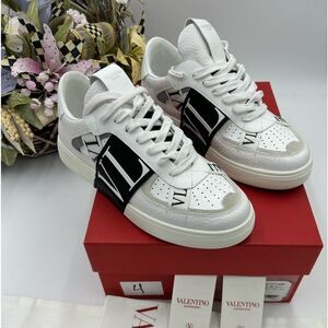 Men’s Valentino, Giovanni low top leather sneaker, size 40 made in Italy